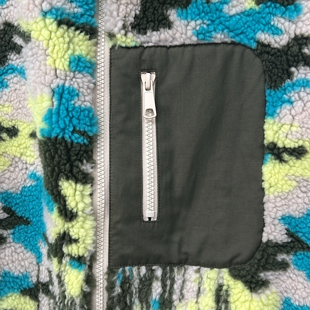 PILCRO ANTHROPOLOGIE | Sherpa Teddy Vest Lime green & Abstract Forest Camo Print - Picture 8 of 9